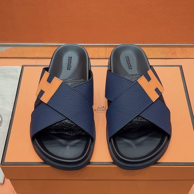 情侣款 25最新上市交叉拖 Hermes 爱马仕火到不行的情侣款二舅拖 最新五金扣凉鞋拖鞋,搭配各种彩色袜子，潮爆了！ 鞋面：进口荔枝纹牛皮 内里：进口牛皮 大