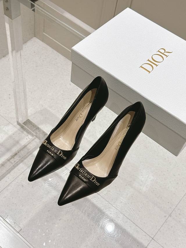 独家顶级版本 Dior*迪奥 2025Vs新款单鞋系列 尖头字母扣单鞋 原版购入开发 ！完美还原这款鞋的楦形细节 鞋面进口牛漆皮 内里垫脚细腻小羊皮，看细节实拍