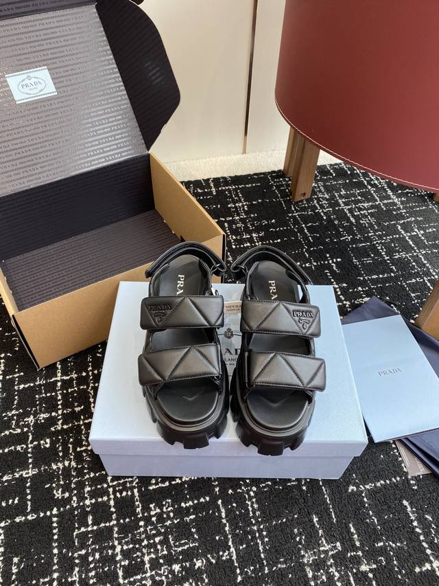 东莞代购级 官网同步盒包装 Prada 新款 厚底增高 凉鞋鞋穿起来特别方便，出门换鞋不用弯腰不用系鞋带，穿上就走，春夏秋三季可穿 我这个懒人就 很喜欢气 这双
