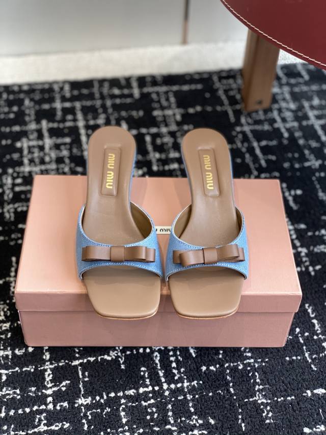 代购级 Miu Miu 25Ss 最新夏季 小猫跟 牛仔布 拖鞋 今年夏天为你们多准备几双必备拖鞋，老顾客都反应对这款需求很大！ 专门订制的一批为Miumiu后