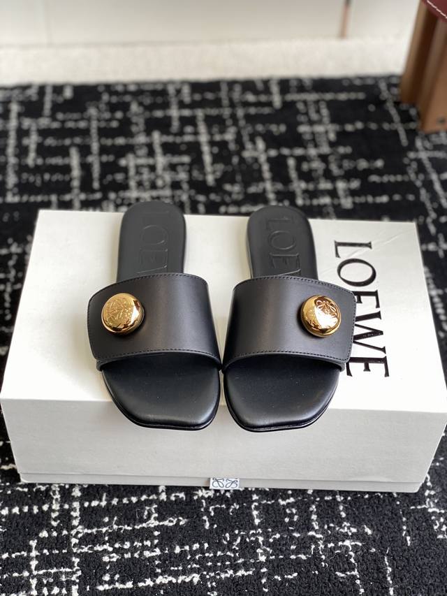 代购级 罗意威Loewe 25Ss春夏最新款 平底拖鞋 今年超火的品牌 好多明星网红时尚博主种草 喜欢这种风格的小仙女必须要入手哦！ 鞋面采用进口小牛皮 内里混