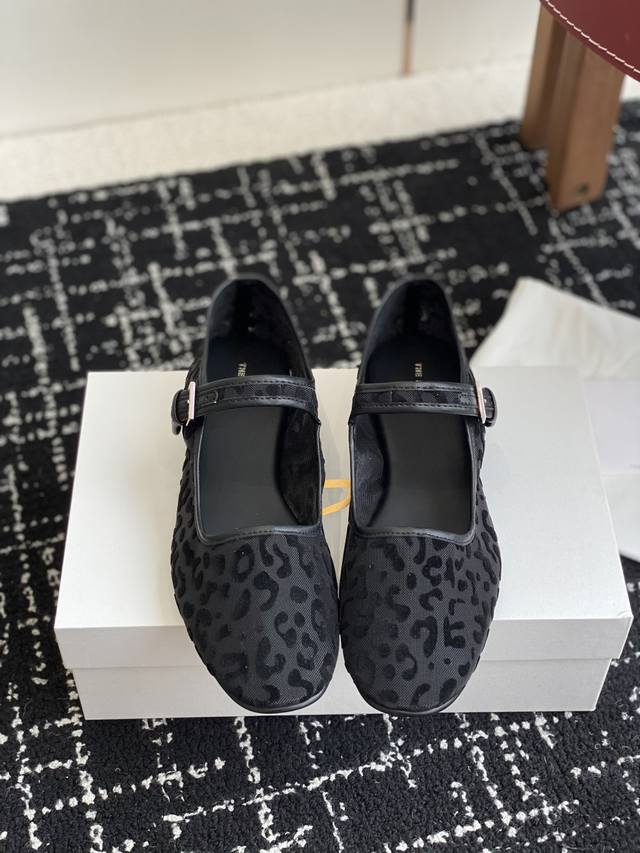 东莞代购级 The Row 25Ss 网面透气 芭蕾舞鞋 单鞋 满满的少女风 既摩登又复古的味道 非常的简约大气 不管是半身裙 连衣裙还是牛仔裤 它都能成为点睛