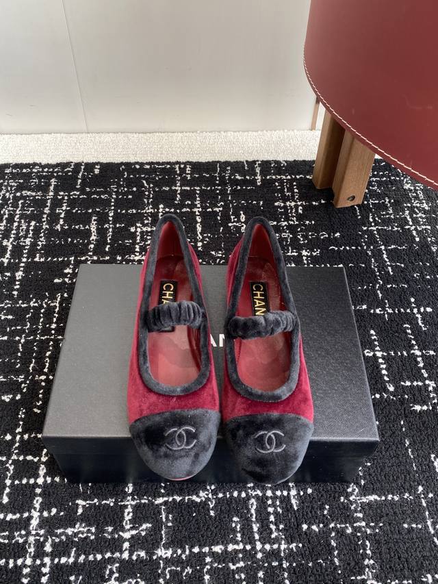 代购级 Chanel小香 25Ss 春夏鞋头电绣双C Logo点缀，玛丽珍 粗跟单鞋 宛如女神脖子上的项链，上脚包裹性非常好，上脚跟显瘦，真的是超级精致！ 复古