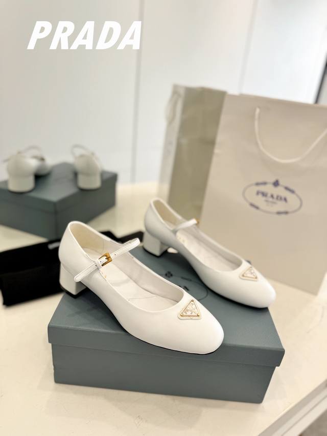 工厂P价 Prada 普拉达玛丽珍凉鞋 Ss春夏新品 闪亮登场小红书各大博主推荐，妥妥的学院风通勤1-1开发，更好一款穿搭，试脚舒适 面料 ：漆皮 绒面 羊皮内