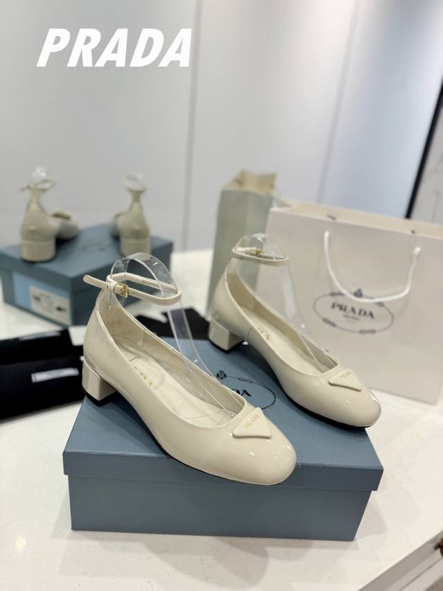工厂P价 Prada 普拉达 早春夏新品 闪亮登场 玛丽珍凉鞋，经典三角徽章圆头玛丽珍单鞋，原版开发1：1 明星同款各大博主推荐一款 面料 ：漆皮 绒面 羊皮内
