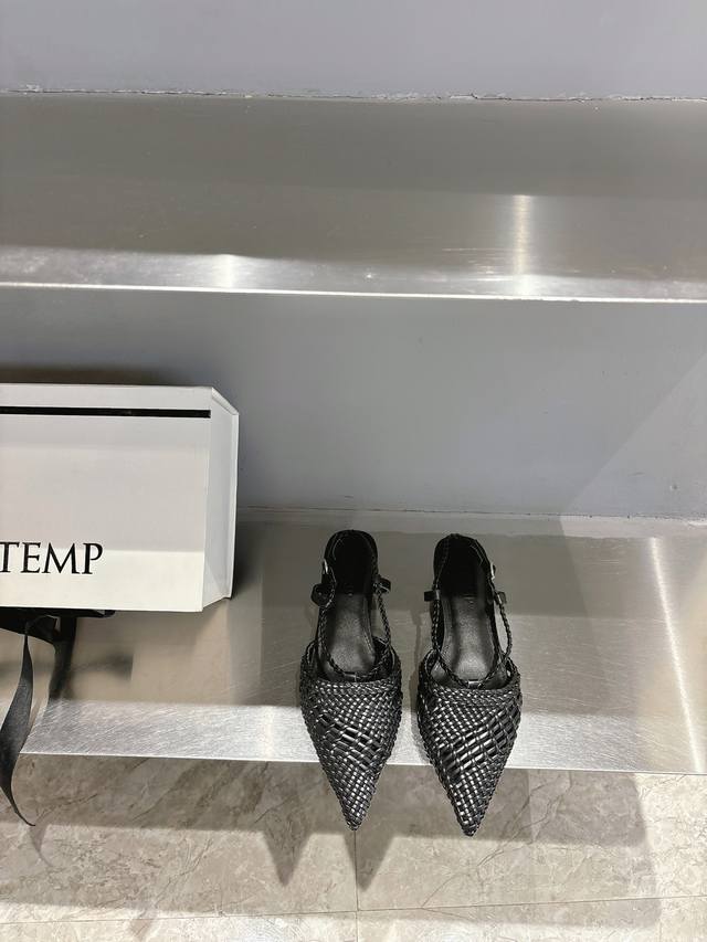 Cotem*新品 以精巧编织工艺塑造独特鞋面 尖头设计增添锐利摩登感 编织绑带环绕脚踝 勾勒纤细线条 将复古韵味与现代时尚精妙融合 尽显别致风情 是提升造型格调