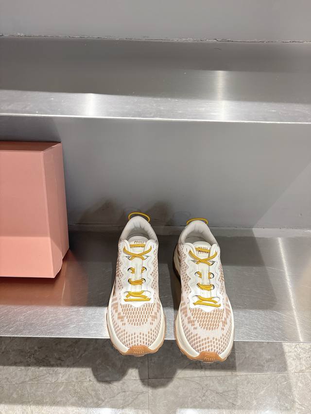 Miumiu缪缪 2025最新款美式老爹鞋 运动鞋 ~ 颜值担当火爆款运动鞋 不得不入的一款～时尚 高级 随意搭配上脚非常舒适 年度必入款 最新走秀款运动老爹鞋