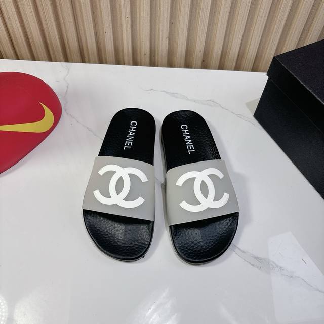 Chane* ｜小香25C春夏标志性双C Logo拖鞋来袭 穿不腻的百搭凉拖 超经典的一款 休闲中带着精致 气质拿捏稳妥 今年春夏绝美加分宝藏！ 鞋面:采用原版