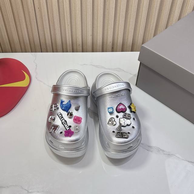 Balenciaga X Crocs 联名洞洞鞋 巴黎世家Balenciaga X Crocs春夏最新情侣款洞洞鞋，25春季新款黑马单品,海内外时尚博主纷纷上脚