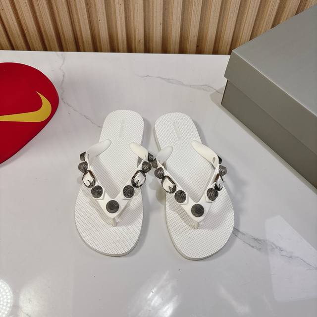 Balenciaga 巴黎世家 25Ss春夏新款 铆钉 人字拖 凉鞋 巴黎世家非常经典的铆钉设计，非常性感，搭配铆钉的狂野自我！ 不羁风格满满，内里鞋面的特殊天
