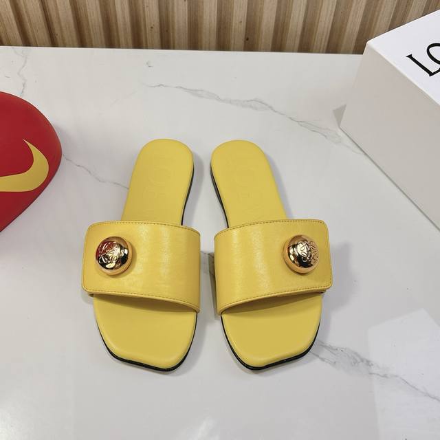 Loewe罗意威25最新款，独特吸睛，彰显品牌格调。黑白棕三色经典大气，适配多种风格穿搭。优质皮革材质，触感柔软。平底设计，行走舒适 Size 35-42 40