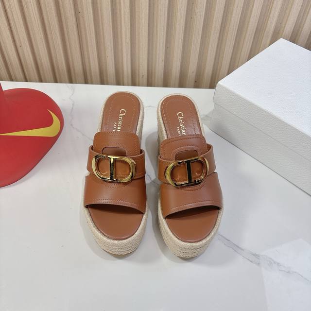 Dior 迪奥 25Ss 夏季高版本新款 厚底拖鞋 简约超级百搭. 上脚完美奢华可任意搭配春夏服饰. 脚感更是舒适！材质原版完美复刻. 原版拆解开模. 面料：原