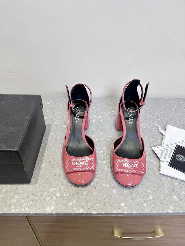 Versace 范思哲 25Ss春夏新款 跟粗 凉鞋海 各大时尚博主及明星、网红、已经人手一对，如此出众的美，让人过目不忘！ 此款风格优雅的露跟高跟鞋由小牛皮制