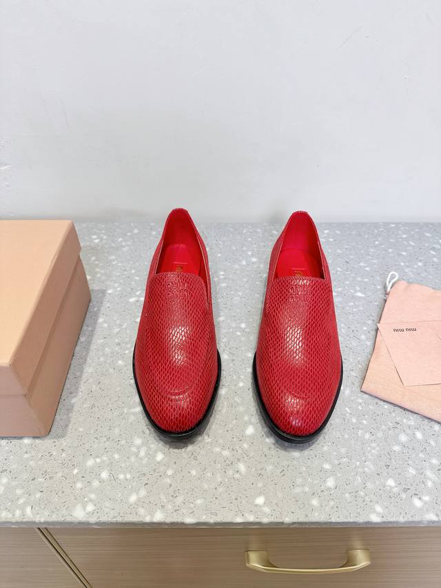 Miumiu 缪缪 25Ss春夏新款 复古 尖头 乐福鞋 单鞋 春夏清新配色 曲线优美，日常穿搭都很搭 后跟有专属标识性Logo格调，上脚尽显优雅魅力！ 鞋面：
