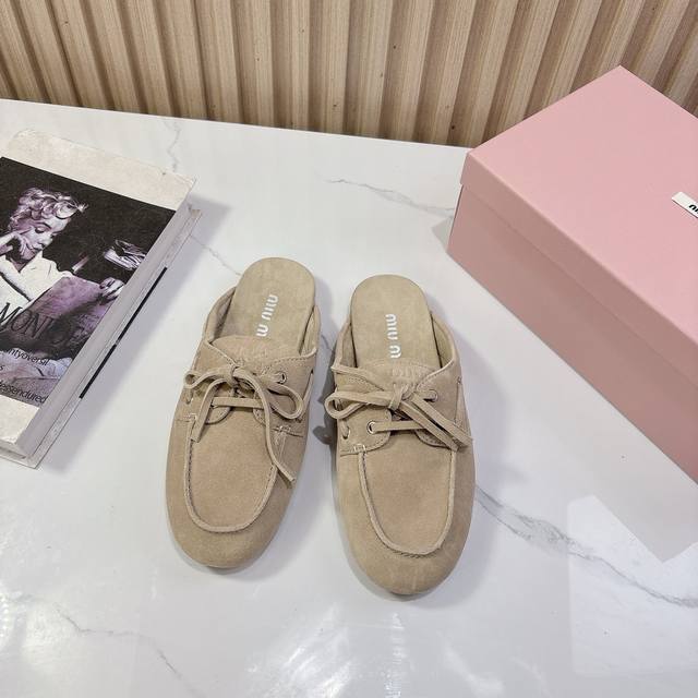 Miu Mi* * 25春夏 复古系带拖鞋 四色 各路明星订货会试穿订购火爆超级休闲百搭闭眼入都是不会后悔 Zp开发订制真正对版大底 鞋面：定制进口牛绒 垫脚: