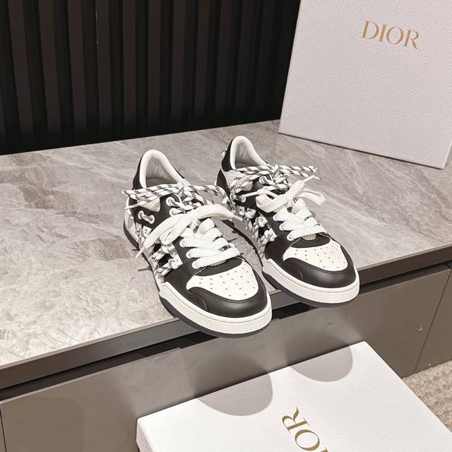 迪奥新款情侣码镂空双色鞋带低帮运动鞋 这款 Dior First 高帮运动鞋是2025春夏成衣系列新品，以 Dior 的高订视角重新诠释运动服饰经典标识。白色牛