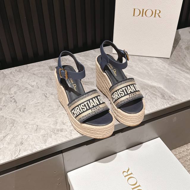 Dior迪奥 25 Dway 织物 刺绣徽标露趾 7Cm 厚底 一字带 凉鞋 Cd字母Logo立体刺绣厚底圆头露趾拖鞋 原版开发市面顶级版本，脚感柔软细腻，舒适