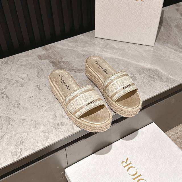 Dior迪奥 25 Dway 织物 刺绣徽标露趾 7Cm 厚底 一字带 拖鞋 Cd字母Logo立体刺绣厚底圆头露趾拖鞋 原版开发市面顶级版本，脚感柔软细腻，舒适