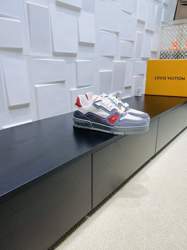 顶级版本： Lv Tarine路易威登 驴牌 L家 情侣款 休闲 运动鞋 滑板鞋 原版购入开发 做货 本款 Lv Trainer 运动鞋向复古篮球鞋汲取灵感，以