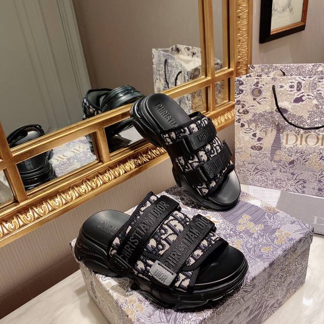 Dior迪奥高板本拖鞋，新品代购级别品质国外专柜爆款厚底凉鞋 鞋面内里：原版定制特殊电绣材料， 鞋底：原版开模1.1 轻便 底厚：后跟5Cm 前掌3Cm 码