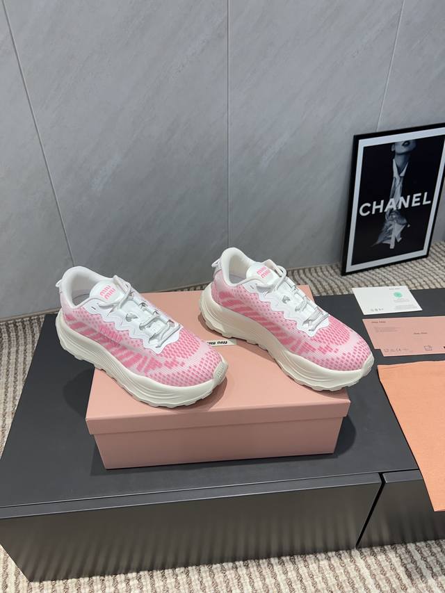 出厂：女款 独家顶级版本 缪缪Miumiu 2025Vs最新爆款休闲鞋系列 飞织拼色休闲鞋 Miumiu最新爆款 前卫大胆的设计，Miu Miu风格融于此款厚底