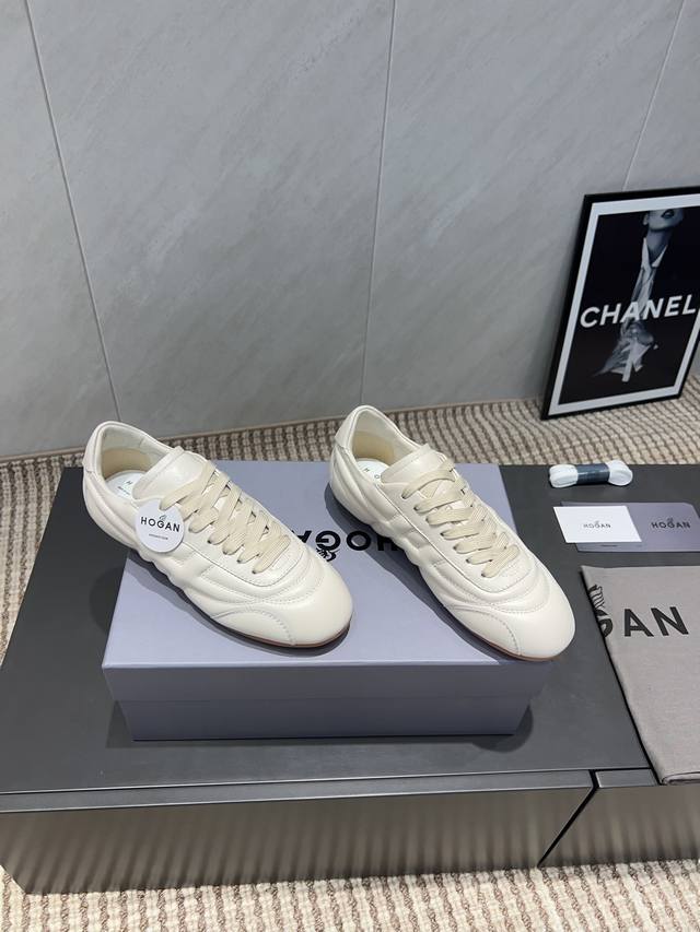 出厂:女 男 独家顶级版本 Hogan 2025Vs春夏最新运动休闲系列 情侣德训休闲鞋 流行 H拼色工艺~休闲运动鞋履精湛手工设计融入军装元素，兼职实用与个性