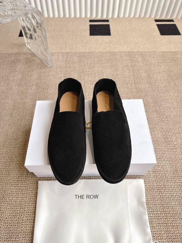 The Row25春夏新款平底单鞋跳舞鞋奶奶鞋 很少会看到一款跳舞鞋会做到这么精细、而且对脚的包容性特别强，把脚型修饰得妥妥的，又不失独特韵味，上脚方便便捷，且