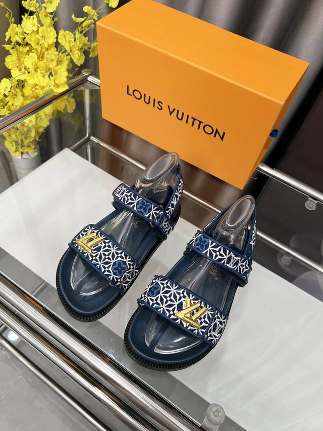Louis Vuitton路易威登春夏新款拖鞋火爆上市，1:1高级定制，秒杀一切仿品，原版开模Logo装饰，既时尚又美观，面料:精美刺绣，内里羊皮，精美原版鞋楦