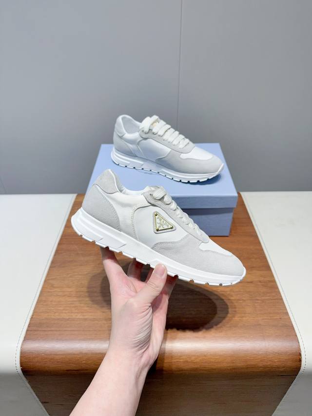 Prad*普拉达 25Ss 春夏新款三角标运动鞋 高丝光和进口透气布拼接撞色，细节感跟好 三角标点缀，简单高级！ 关键上脚超显腿长，轻松拉长腿部显腿！妥妥的增高