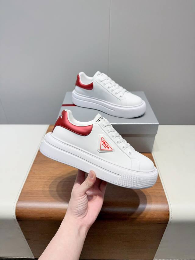 Prad-普拉达最新复古厚底情侣款 三角标小白鞋 超多明星时尚博主种草 走秀款 复古感时髦满满 随意百搭 时尚休闲 独到味道人人都爱也轻松驾驭 每年都会爆足以征