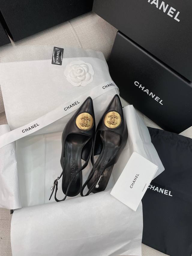 上新Coco小香Vintage中古系列 拼色双C 高跟尖头后空凉鞋 顶级版。分：拖鞋和后空凉鞋2款。浓浓的中古典藏风格，厚重浓烈的做旧古铜金属色双C设计，搭配黑