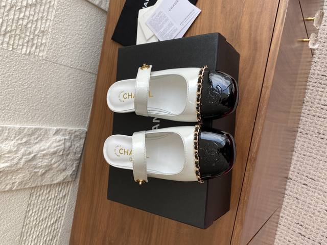 顶级版本: Chanel 香奈儿 25Fw 夏季新品 电绣大双C 链条 书包扣 平底 半拖 玛丽珍 Chanel 小香 经典双面拼色 ，穿不腻的百搭款式 超经典