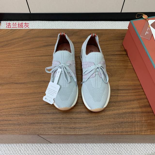 Loro Piana 针织运动鞋。上脚轻便舒适。将功能性与低调个性风格和谐融合。打造都市着装的理想鞋履选择。鞋面定制针织，羊皮垫脚。开模防滑橡胶底。配木球，商标
