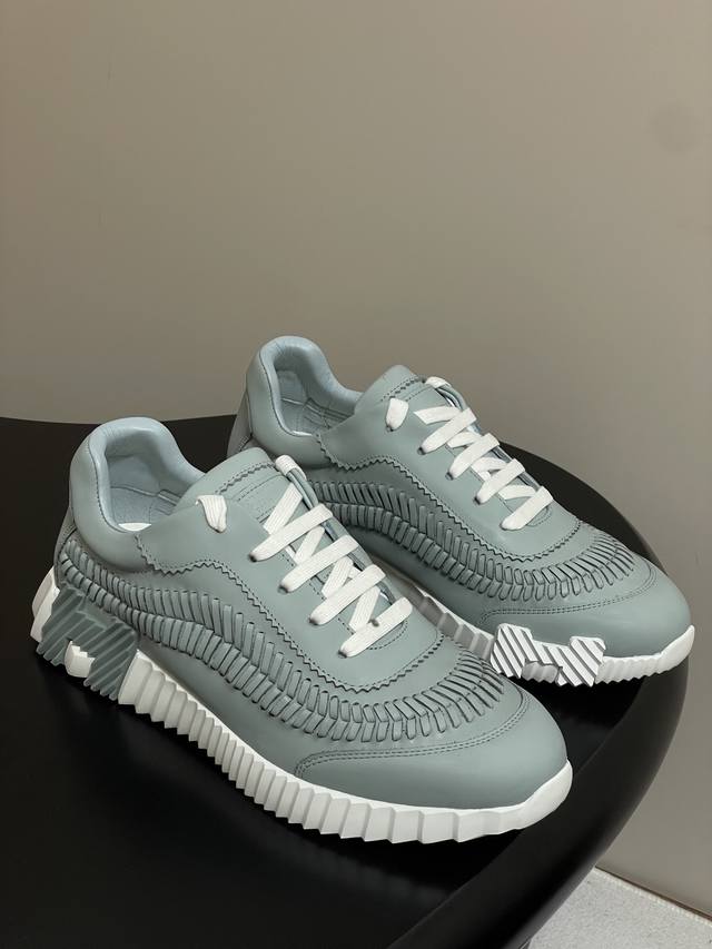 男20-顶级品质 Hermes 爱马仕H家 25新款Bouncing系列运动鞋编织系带休闲鞋情侣款小白鞋 鞋面的一圈编织装饰让基于Bouncing基础的小白鞋多