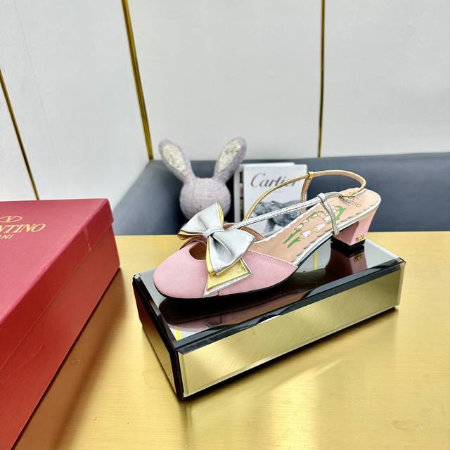 出厂价Pp Valentino 华伦天奴25Ss早春 新品蝴蝶结凉鞋 高辨识度的个人风格靠拢 立体镂空蝴蝶结装饰灵动又温柔 方跟设计舒适度超好搭配 Vlogo标