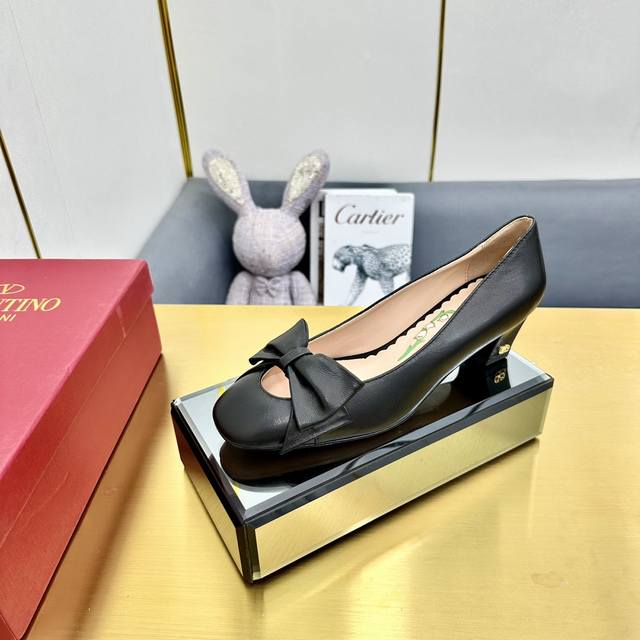 出厂价Pp Valentino 华伦天奴 2025Ss早春新品 Bowow蝴蝶结单鞋上新 Valentino Garavani 的经典“Roman Stud”系