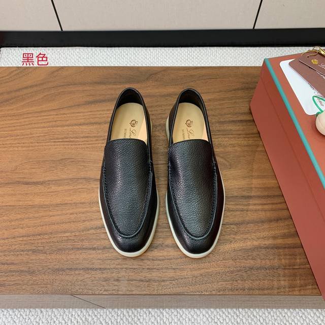 Loro Piana 光面乐福鞋。意大利顶级羊绒复古优雅低调奢华。时尚性与皮料实用性同样兼具依然全网最高品质。鞋面牛皮。手工缝线，水染皮里，原版大底。 高版本配