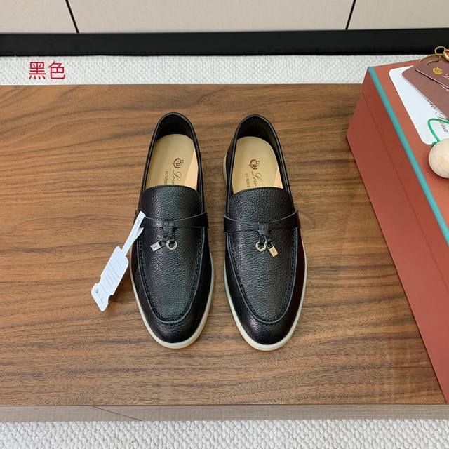 Loro Piana 皮面乐福鞋。复古优雅低调奢华。时尚性与皮料实用性同样兼具依然全网最高品质。鞋面牛皮，手工缝线，水染皮里，原版大底。 高版本配真皮中底，木球