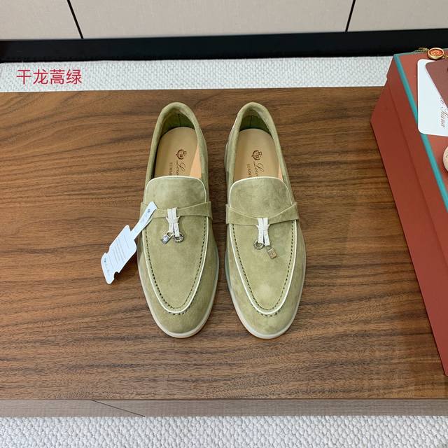 Loro Piana 锁边款乐福鞋。意大利顶级羊绒复古优雅低调奢华。时尚性与皮料实用性同样兼具依然全网最高品质。鞋面羊京丝质柔滑。水染皮里，原版大底。 高版本配