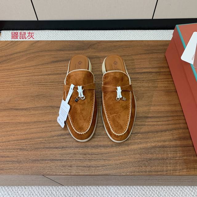 Loro Piana 锁边包头拖。意大利顶级羊绒复古优雅低调奢华。时尚性与皮料实用性同样兼具依然全网最高品质。鞋面羊京丝质柔滑。手工缝线，水染皮里，配商标吊牌。