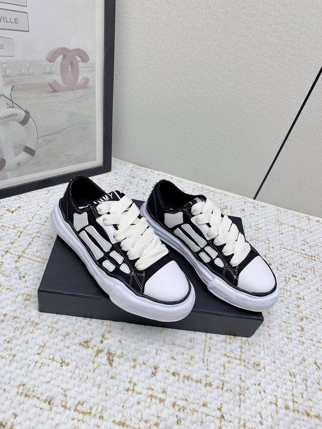 出厂 高版本 Mmyx联名Amiri情侣款骨头鞋 设计师大胆构思结合时代潮流气息，完美出炉 超级舒适百搭全新运动风格设计，堪称完美众多明星网红为他代言 鞋面：原