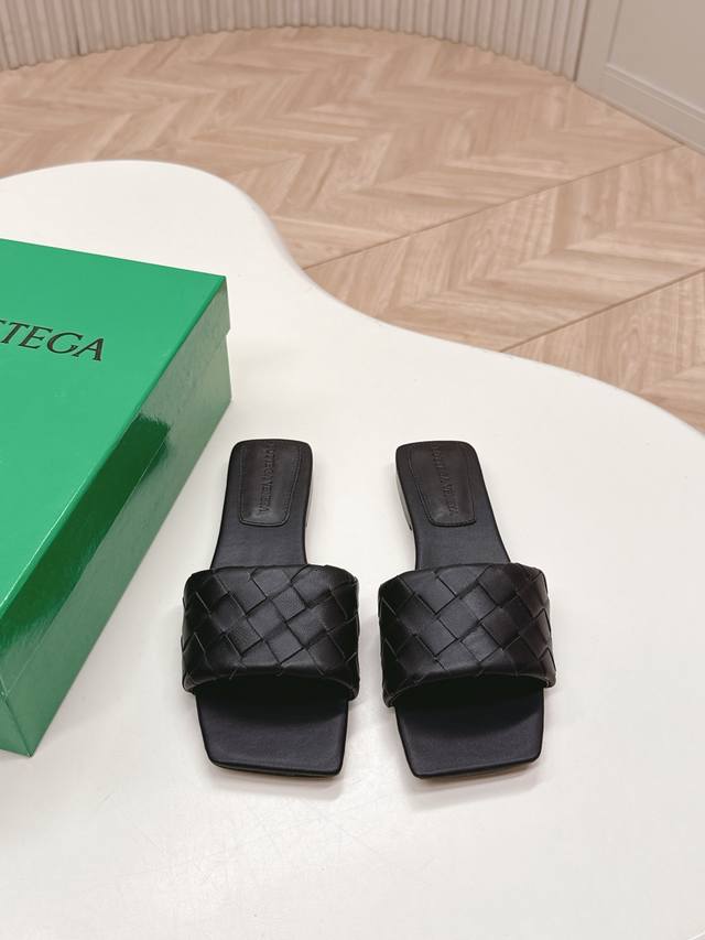 Bottega Veneta 2025系列 葆蝶家Bv 新款穆勒凉鞋 简约的线条设计，超经典的V型展现于鞋面，交织出满满的松弛感