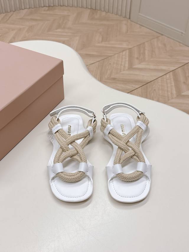 高版 Miumiu 25 夏新款麻绳编织凉鞋 复古麻绳交叉搭配 简约高级 全牛皮打造 上脚搭配个袜子穿真的无敌好看，也很好穿，牛皮 真皮大底 Size 35-4