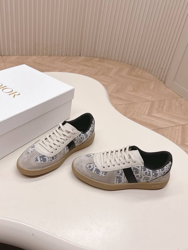 情侣款 迪奥 Dior 2025最新休闲板鞋，穿上它走路都带风这双板鞋简直是时尚界的骑士穿上它，感觉自己瞬间变身街头潮人，走路都带风牛皮拼老花 原版大底 35-