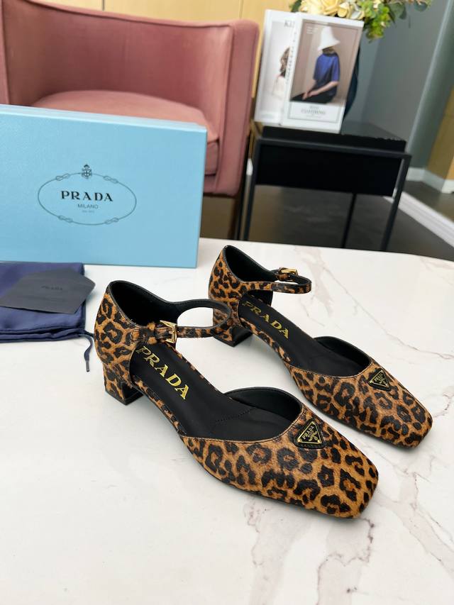 Prada 普拉达2025Ss春夏新品 Saffiano牛漆皮 .马毛牛皮高跟凉鞋 闪亮登场 小红书各大博主推荐，彰显经典魅力。 跟高4Cm 面料牛漆皮 马毛牛