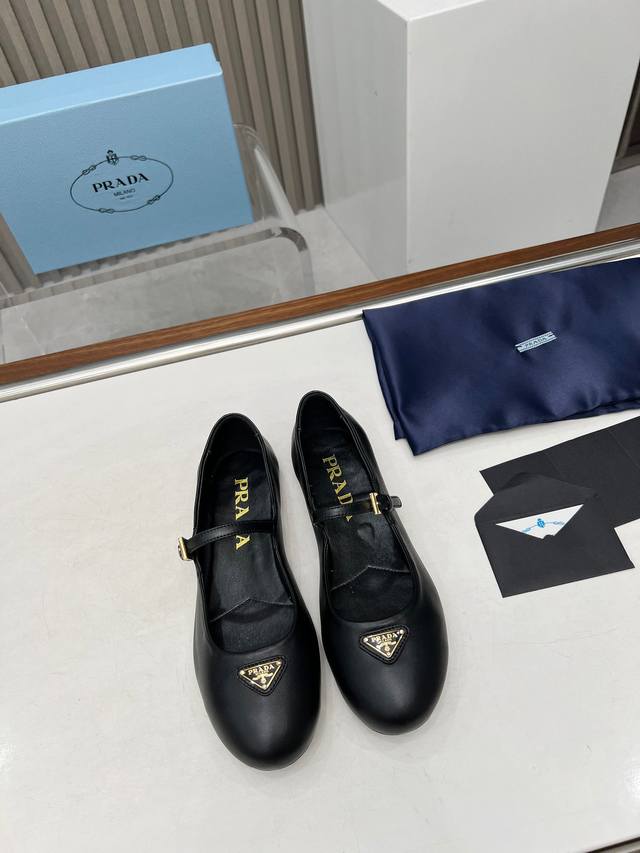 Prada24年新款英伦风跳舞鞋 小皮鞋乐福鞋 复古时尚经典单品 巴黎时装周第一场分量十足的大秀场打造的新品 灵感由D主设计师巧妙结合在完美鞋型上.搭配品牌搭扣