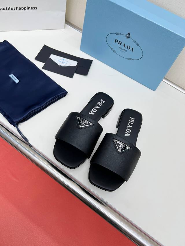 Prada 普拉达 Ss春夏新品 Saffiano牛漆皮高跟拖鞋 闪亮登场 小红书各大博主推荐，彰显经典魅力。 跟高1.5Cm 面料十字纹牛皮 羊皮内里 意大利