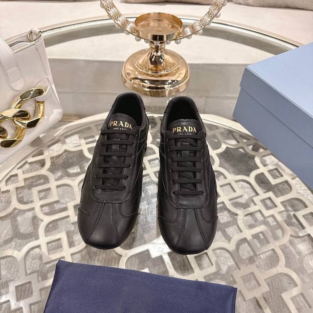 Prada，情侣休闲鞋，原版1比1开发，面料进口牛皮，内里丝绸羊皮，大底橡胶，上脚舒适柔软，码数女：35至41。 。男38至45，