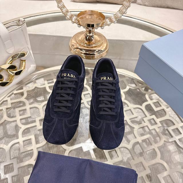 Prada，情侣休闲鞋，原版1比1开发，面料高丝光牛猄，内里丝绸羊皮，大底橡胶，上脚舒适柔软，码数女：35至41。 。男38至45，