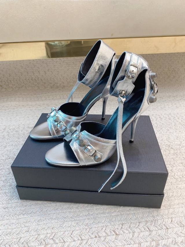 Balenciag*Ss25新款铆钉韩版高跟凉鞋 材质 鞋面：进口牛皮 内里：进口羊皮里 大底：真皮大底 码数：35-39 34、40、41定做不退不换